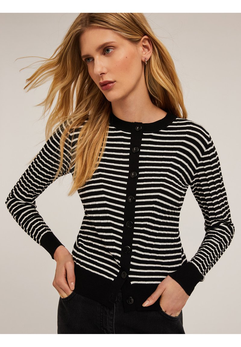 Czarno-biały kardigan w poziome paski o prążkowanej fakturze, z okrągłym dekoltem i czarnymi guziczkami z przodu.