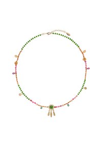 Collier coloré en perles avec des perles vertes, roses et oranges, présentant un pendentif central en or avec une pierre verte et des accents de plumes.