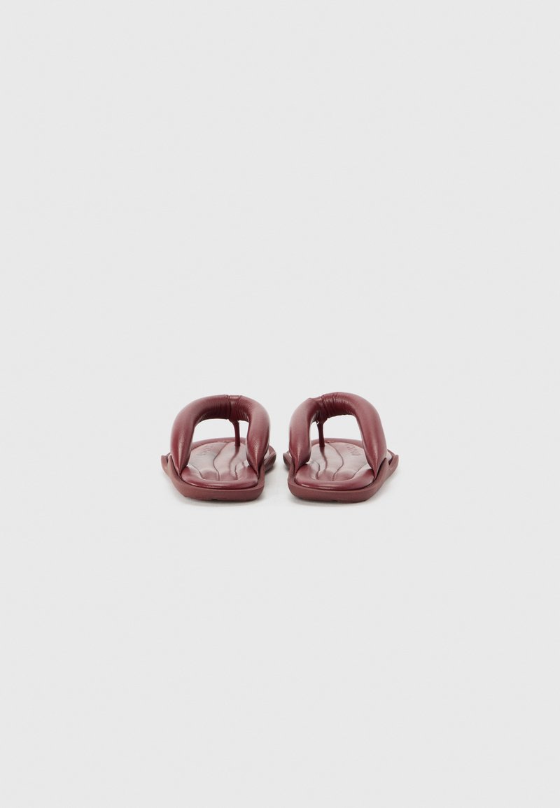 Sandalias en color malva, tipo slip-on, con parte superior acolchada, punta abierta y plantilla contorneada. Presenta líneas curvas para mayor comodidad e interés visual.