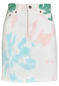 Falda de denim blanca con patrones de tie-dye en azul, rosa y verde, que cuenta con bolsillos delanteros, presillas para cinturón y un cierre de botón de metal.