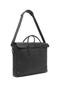 Briefcase in pelle nera con patta, manici doppi superiori, tracolla removibile, texture liscia e design minimalista.