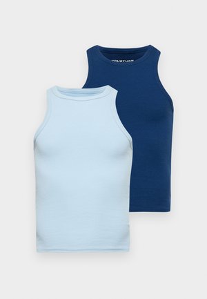 Dwa bezrękawnikowe topy z bawełny, jeden jasnoniebieski, a drugi ciemnoniebieski, z okrągłym dekoltem i prążkowaną teksturą, ułożone blisko siebie.