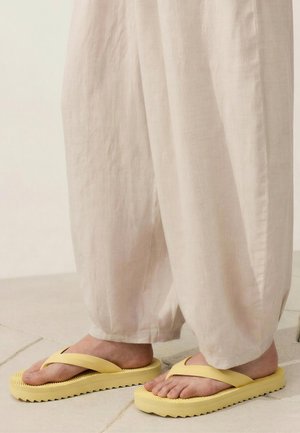 OYSHO, TEXTURED PLATFORM BEACH SANDALS - Papuci plajă - yellow