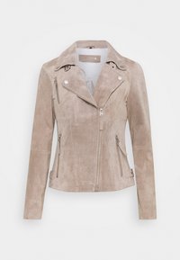 Béžová semišová motorkářská bunda s perforovanými detaily, stříbrným kováním a zipovanými kapsami. Má límec s výřezy a přiléhavý střih.