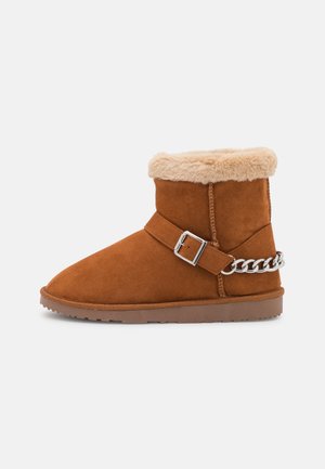 ONLBREEZE LIFE CHAIN BOOT - Stiefelette - cognac