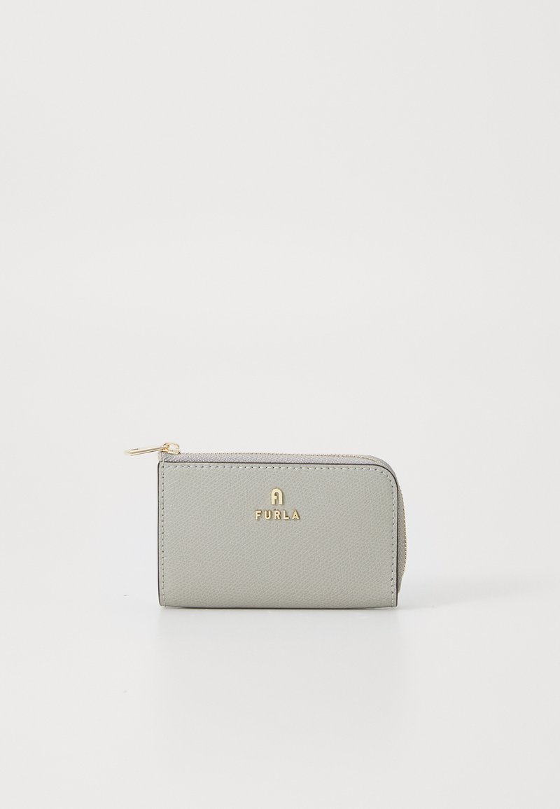 Portafoglio grigio in pelle con zip, finitura testurizzata, logo dorato sul frontale e design rotondo, dotato di chiusura con cerniera e bordi lisci.