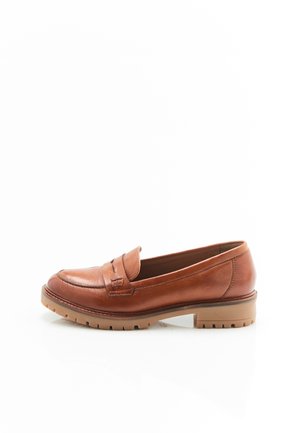 Mocassino in pelle marrone con punta arrotondata, dettagli cuciti e una suola in gomma color beige leggermente elevata, dotata di scanalature per la trazione.
