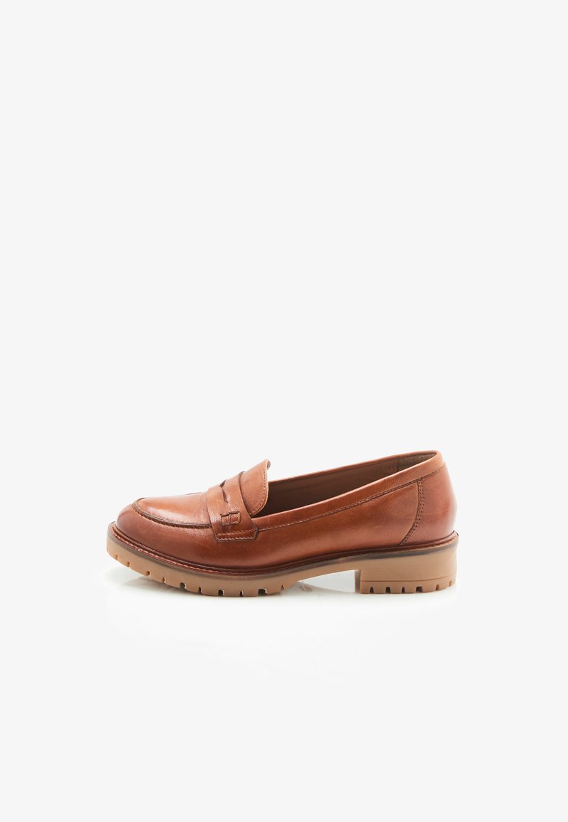 Bruine leren loafers met een ronde neus, gestikte details en een licht verhoogde tan rubberen zool met groeven voor grip.