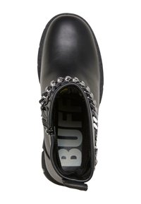 Botín negro con un upper sintético liso, detalles de cadena plateada en el cuello y una cremallera lateral para un fácil acceso.