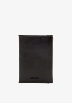 Sort læderbifoldpung med synlige syninger og subtil "ALLSAINTS"-mærkning præget på frontens nedre midte.