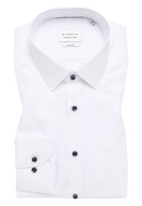 Witte slim-fit overhemden gemaakt van getextureerd katoen, met een klassieke kraag, zwarte knopen en een enkele met een knoop sluitende manchet.