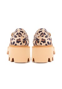 Schuhe mit Leopardenmuster und einem Obermaterial aus weichem Stoff, ausgestattet mit einer klobigen beigen Plateau-Sohle und strukturierten Details an der Ferse.