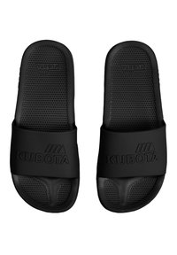 Czarne klapki na płaskiej podeszwie z teksturowanym paskiem i wkładką, z geometrycznym wzorem i wytłoczonym logo "KUBOTA" na pasku.