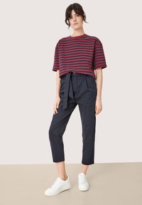 s.Oliver MIT STREIFEN - T-Shirt print - navy