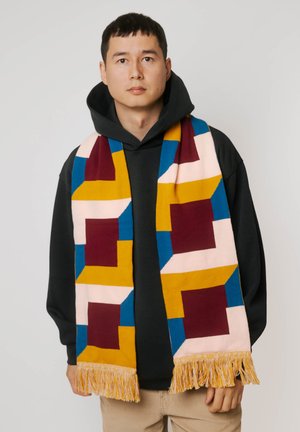 Wielobarwny szalik z geometrycznymi blokami w kolorach bordo, żółtym, niebieskim i różowym, z frędzlami na krawędzi i gładką teksturą.