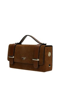 Sac à main rectangulaire en daim marron avec des lanières en cuir marron foncé, une poignée supérieure et de petits accents métalliques dorés ainsi qu'un logo sur le devant.