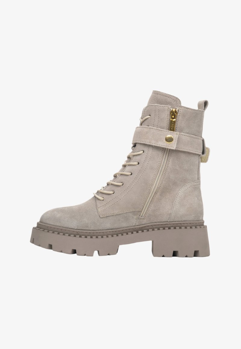 Beżowe zamszowe botki za kostkę z bocznym zamkiem, sznurówkami z przodu i masywną podeszwą. Posiadają pasek i złote akcenty.