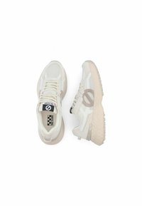 Weiße Netzsneaker mit beigen Akzenten, runder Zehenpartie und strukturiertem Profil. Enthält Schnürsenkel und ein Logo auf der Zunge.