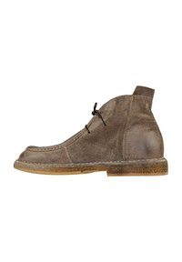 Stivaletti alla caviglia in suede marrone con punta tonda, dettagli cuciti a contrasto e design con lacci. Suola in gomma per aderenza e durata.