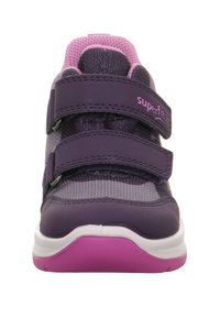 Lila und graue Kindersneaker mit zwei Klettverschlüssen, einem strukturierten Obermaterial und einer weißen sowie rosa Gummisohle. Markenname "superfit" sichtbar.