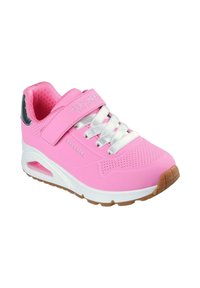 Zapatilla rosa brillante con parte superior de sintético suave, cordones plateados, una correa y una entresuela blanca con un cojín de aire visible y suela texturizada.