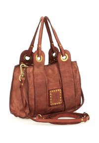 Borsa a tracolla in pelle marrone con doppio manico, tracolla removibile, accessori in tonalità oro e una toppa con logo borchiato sul lato.