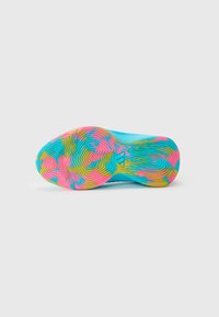 Semelle de chaussure présentant un motif ondulé dans des couleurs vives bleu, rose et jaune, fabriquée en caoutchouc avec une surface texturée pour l'adhérence.