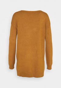 Senapsgul stickad tröja, långa ärmar, rundad halsringning, ribbad nederkant och ärmslut, mjuk textur, avslappnad passform. Bakvy visas.