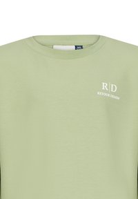 T-shirt in cotone verde chiaro con scollo rotondo e maniche corte, con testo bianco: "R|D RETOUR DENIM" vicino al petto.