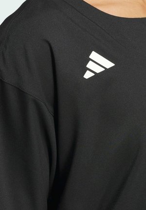 Zwart sportshirt van een zachte stof, met een wit driehoekig logo op de linkerschouder en een ontspannen pasvorm.