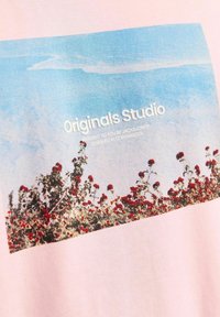 Jack & Jones JORVESTERBRO PICTURE CREW NECK - Apdrukāts T-krekls - fairy tale