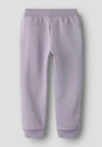 Jasnofioletowe spodnie dresowe wykonane z miękkiej tkaniny, z elastycznym pasem i dopasowanymi mankietami przy kostkach. Gładka faktura bez widocznych wzorów.