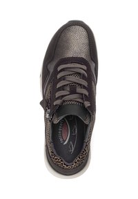 Zapatilla marrón con parte superior texturizada, cierre de cordones y cremallera, con un acento de estampado de leopardo en el lateral y plantilla interna acolchada.