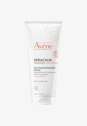 Avene Xeracalm Nutrition Feuchtigkeitsbalsam in einer weißen Tube mit orangefarbenem Text und Akzenten, ausgestattet mit einem Klappdeckel, gekennzeichnet für empfindliche Haut.