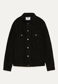 Svart denimjacka med klassisk krage, framknäppningar med knappar och bröstfickor. Har en texturerad väv och minimalistik design.