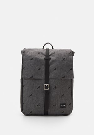 Sac à dos en tissu gris avec petits motifs d'oiseaux noirs, sangle verticale noire avec boucle, poignée supérieure et une étiquette "SPIRAL" en bas à droite.
