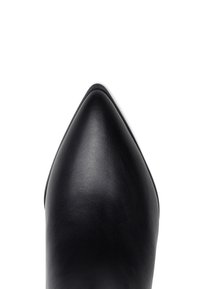 Juodi odiniai bateliai su smailiu priekeliu, lygiu paviršiumi ir minimalistiniu dizainu. Tvirtas padas ir elegantiška silueto linija. Be matomų papuošimų.