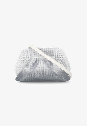 Borsa a tracolla in rete metallica argento con design plissè, tracolla bianca e struttura rigida. Presenta una superficie lucida e testurizzata con un'estetica moderna.