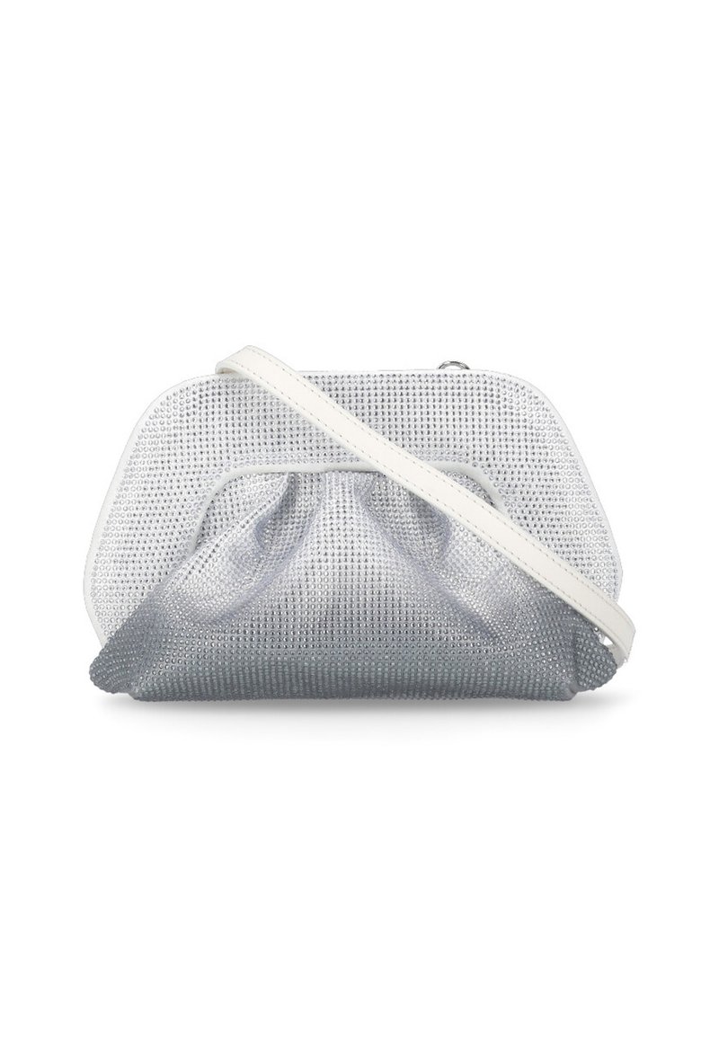 Borsa a tracolla in rete metallica argento con design plissè, tracolla bianca e struttura rigida. Presenta una superficie lucida e testurizzata con un'estetica moderna.