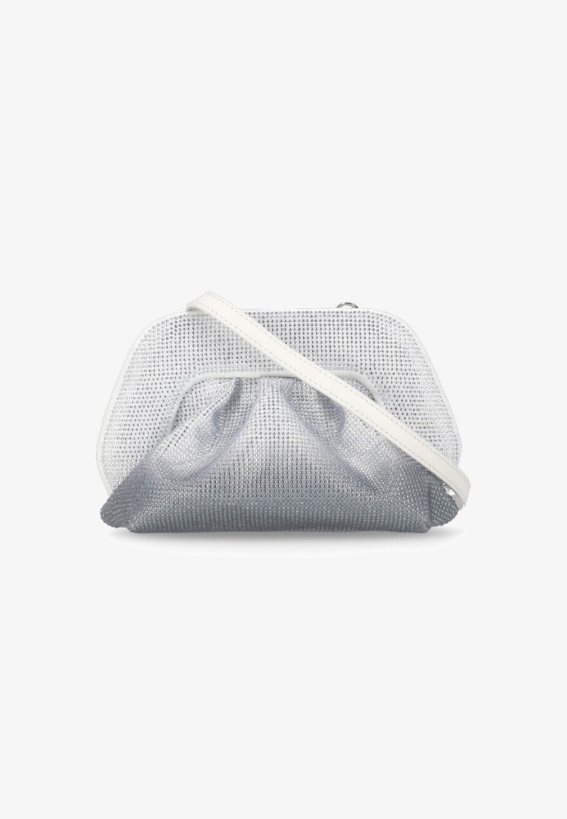 Borsa a tracolla in rete metallica argento con design plissè, tracolla bianca e struttura rigida. Presenta una superficie lucida e testurizzata con un'estetica moderna.