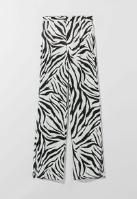 Černobílé široké kalhoty se zebrovaným potiskem, vyrobené z lehkého materiálu, s vysokým pasem a splývavým designem se bočními rozparky.