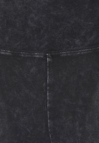 Svarta högmidjade leggings med en mjuk, texturerad yta, som har en diskret sömdetalj och en slät midjeresår för komfort.