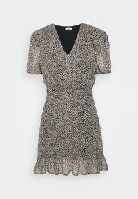 Vestido corto de mangas abullonadas con escote en V, cintura ajustada, dobladillo con volantes y patrón de manchas marrones sobre tejido beige claro.