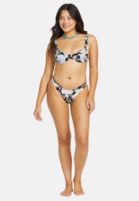 Svart bikini-set med blommönster i pastellfärger, med en strukturerad kupa och låg midja, i ett slätt tyg.