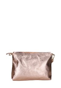 Pochette rosa oro metallizzato con superficie texture. Presenta una chiusura a zip e un piccolo gancio. Forma rettangolare con bordi arrotondati.
