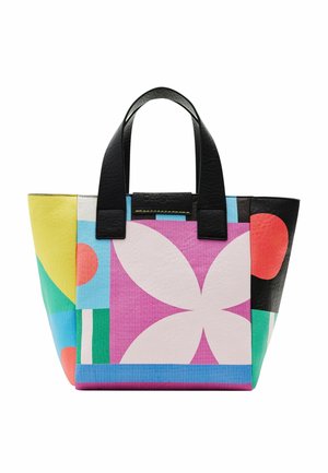 Sac cabas avec poignées noires comportant des motifs géométriques abstraits colorés et une grande forme de fleur blanche sur fond rose.