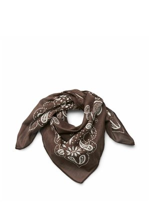 Brun bandana med hvide paisley- og blomsterprints foldet på en hvid baggrund.