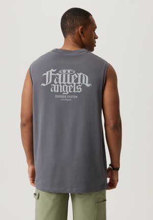 Szalowa szara bawełniana koszulka bez rękawów z dużym nadrukiem graficznym z tyłu, na którym widnieje napis "Fallen Angels" w stylizowanym kroju litery.