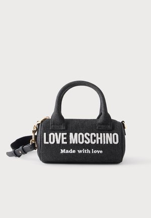 Mała czarna torebka Love Moschino z dwoma uchwytami, białym napisem "Love Moschino Made with love," i regulowanym paskiem na ramię.