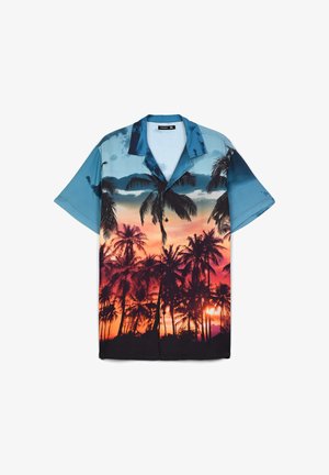 Koszula z krótkim rękawem zapinana na guziki, z niebieskim, pomarańczowym i czarnym tropikalnym motywem zachodu słońca, z palmami, wykonana z lekkiego materiału.